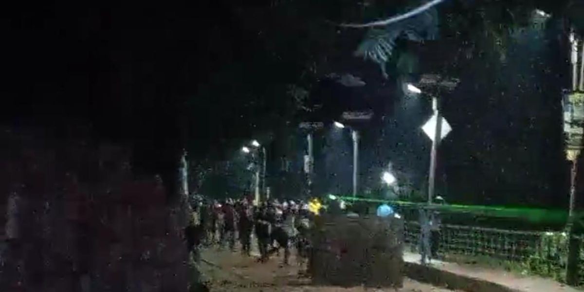 সিরাজগঞ্জে টার্গেট লাইট জ্বালিয়ে সর্দারপাড়া ও ভাঙ্গাবাড়ি মহল্লার  সংঘর্ষ..