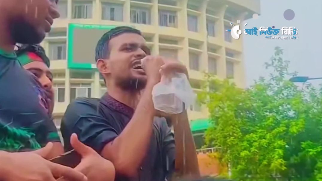 ⁣⁣ঝড়-বৃষ্টি থামাতে পারেনি আমাদের কণ্ঠ! শাহবাগে ৪ জুলাইয়ের মানবিক আন্দোলন