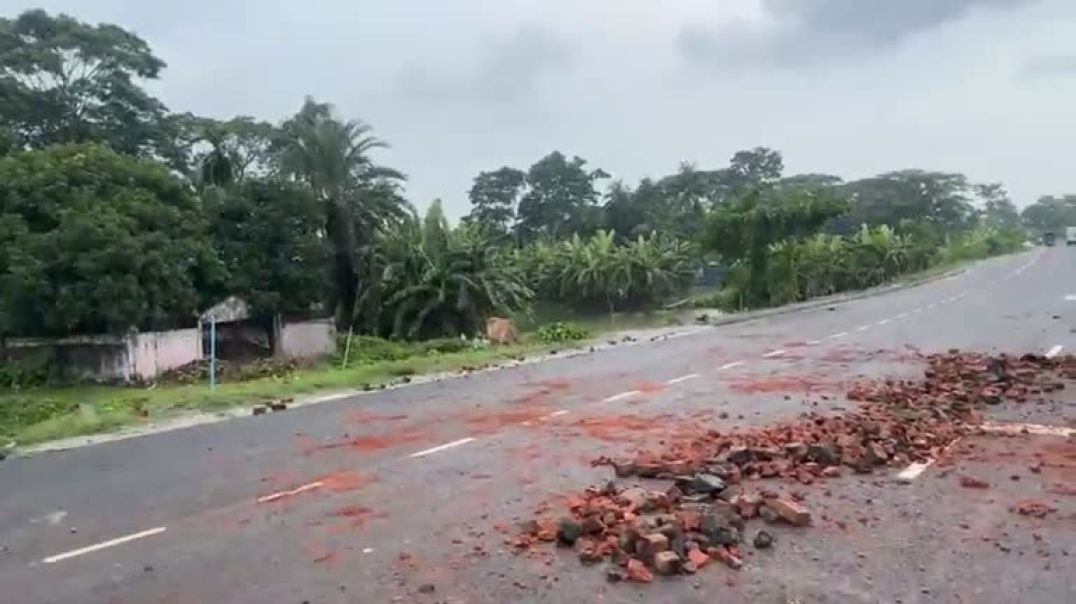 ⁣⁣ ⁣গোপালগঞ্জে বিশৃঙ্খলার ঘটনায় সরকারি গাড়ি ক্ষতিগ্রস্ত – আলোচনায় ছাত্রলীগ