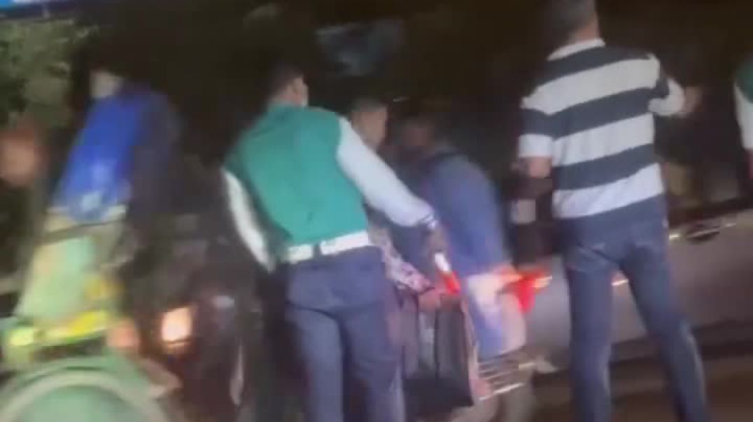পুলিশের সামনে দিয়ে চাপাতি হাতে ছি/নতাই করা ব্যাগ নিয়ে চলে গেলো ছিনতাইকারী! ধানমন্ডির ৩২ নম্বরে চা 