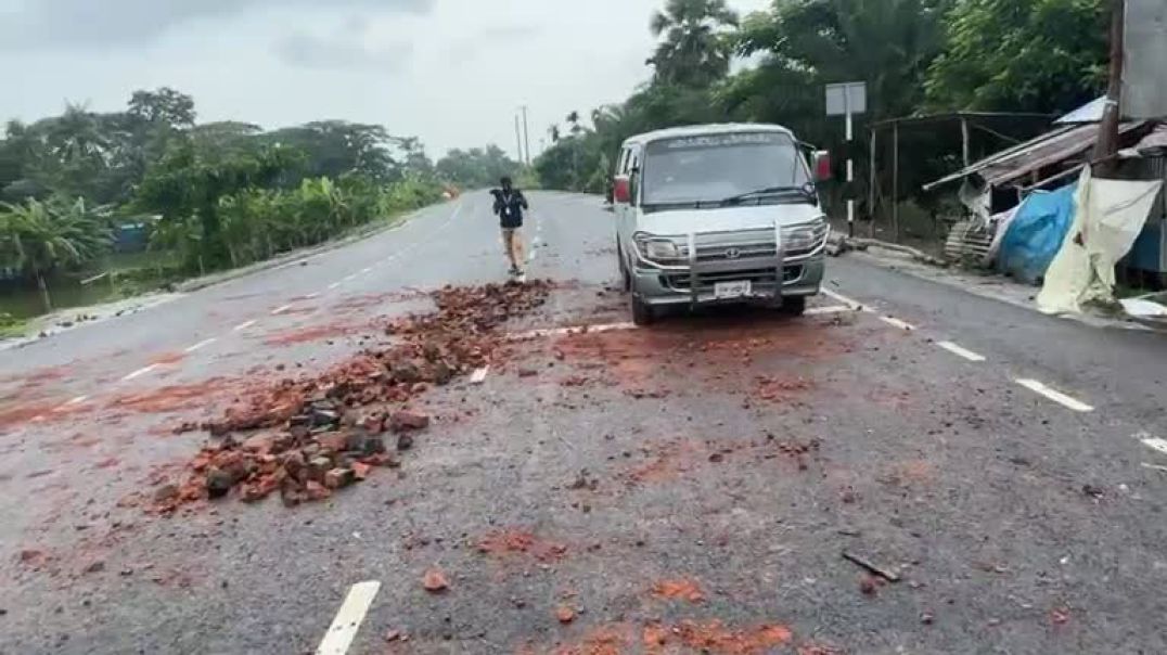 গোপালগঞ্জে পুলিশ ও ইউএনও এর গাড়িতে ছাত্রলীগের হামলা