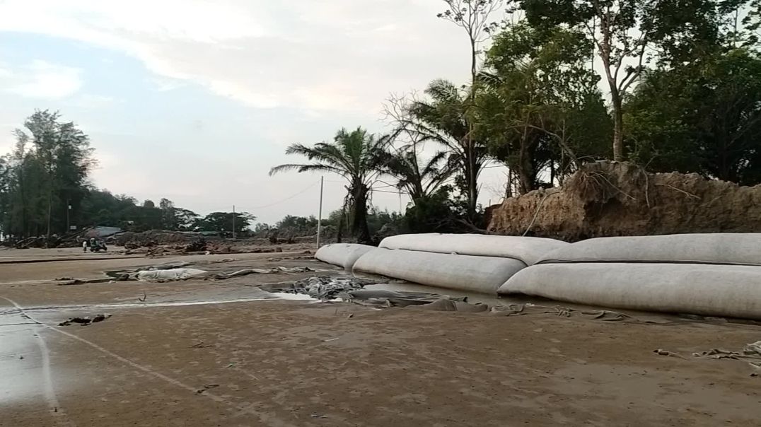 ⁣পারকির দিকে নজর নেই কারও, বাঁধ ভেঙে খাল সৈকতের চর