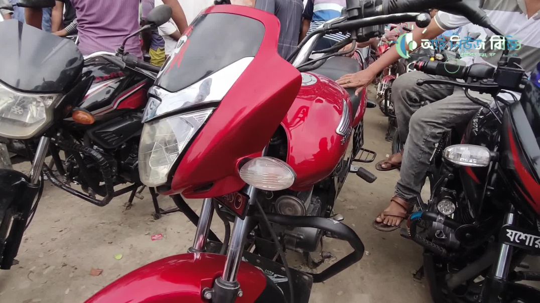 নাটোরের বড়াইগ্রামের মৌখাড়া হাটে সব ধরনের পুরাতন মোটরসাইকেল ক্রয়-বিক্রয় হচ্ছে