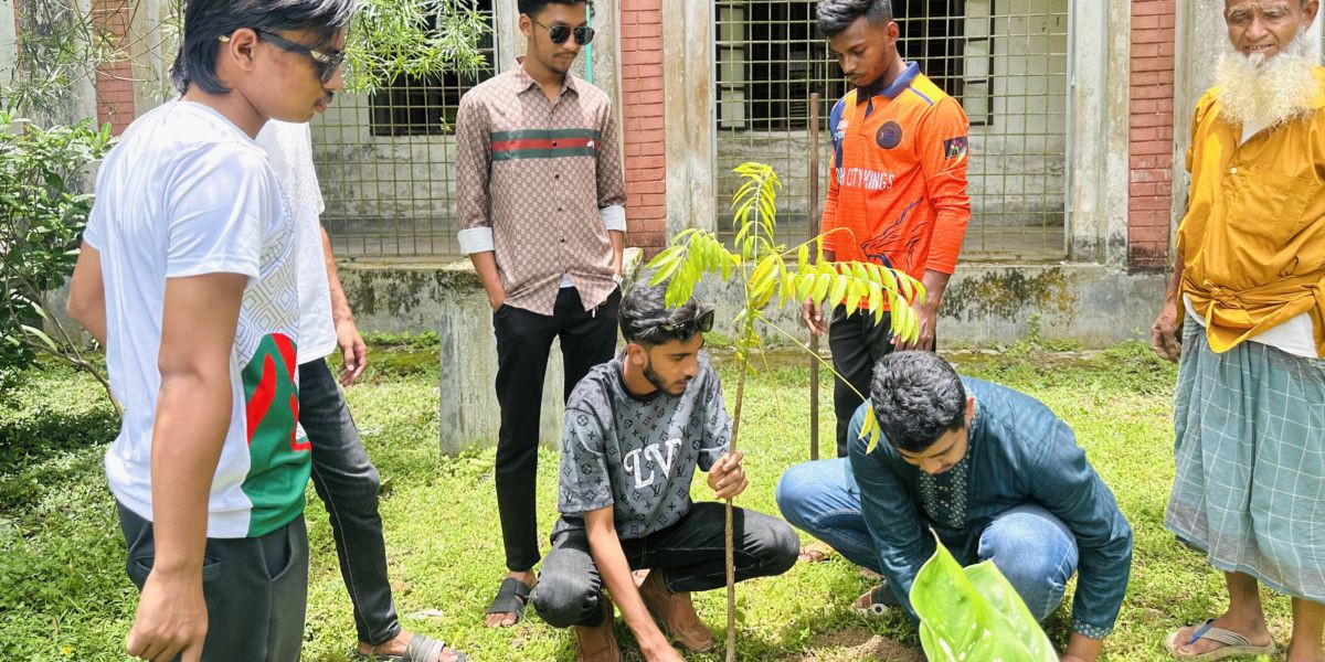 দুর্গাপুরে পৌর ছাত্রদল কর্মী রাব্বির উদ্যোগে কলেজে বৃক্ষরোপণ কর্মসূচি..