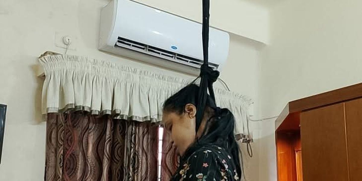 খুলনা নগরীর একটি অভিজাত হোটেল থেকে এক নারীর ঝুলন্ত লাশ উদ্ধার করেছে পুলিশ।..