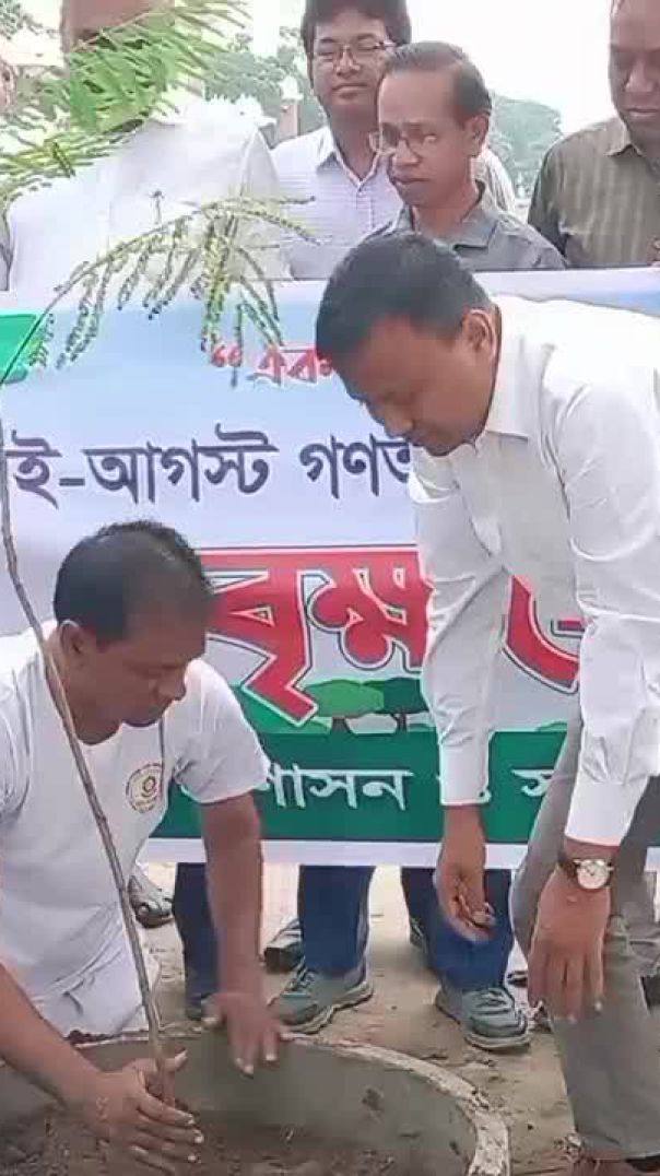 720_30_3"এক শহীদ, এক বৃক্ষ" এই স্লোগানকে সামনে রেখে জুলাই  গণঅভ্যুত্থানে শহীদদের স্মৃতি রক