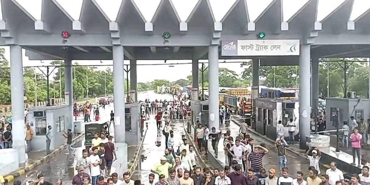 কেএমপি কমিশনারের অপসার‌ণের দাবিতে রুপসা সেতু ব্লকেড