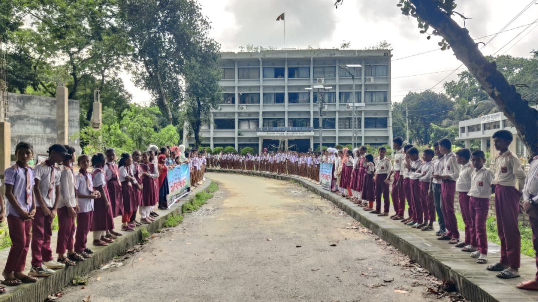 বৃত্তি পরীক্ষা থেকে বঞ্চিত শিক্ষার্থীদের  মানববন্ধন