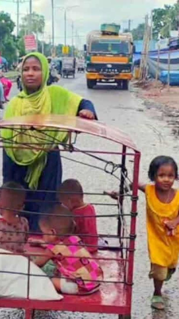 ঠাকুরগাঁওয়ে চার সন্তান নিয়ে বেঁচে থাকার লড়াই মায়ের।লোহার খাঁচায় চার সন্তান, পথে পথে মায়ের জীবনযুদ্
