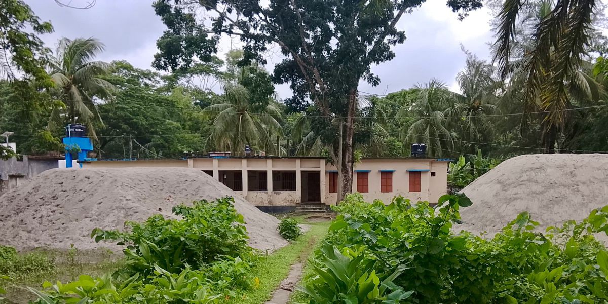বেতাগীতে কমিউনিটি ক্লিনিকের জমি দখল করে বালুর ব্যবসা