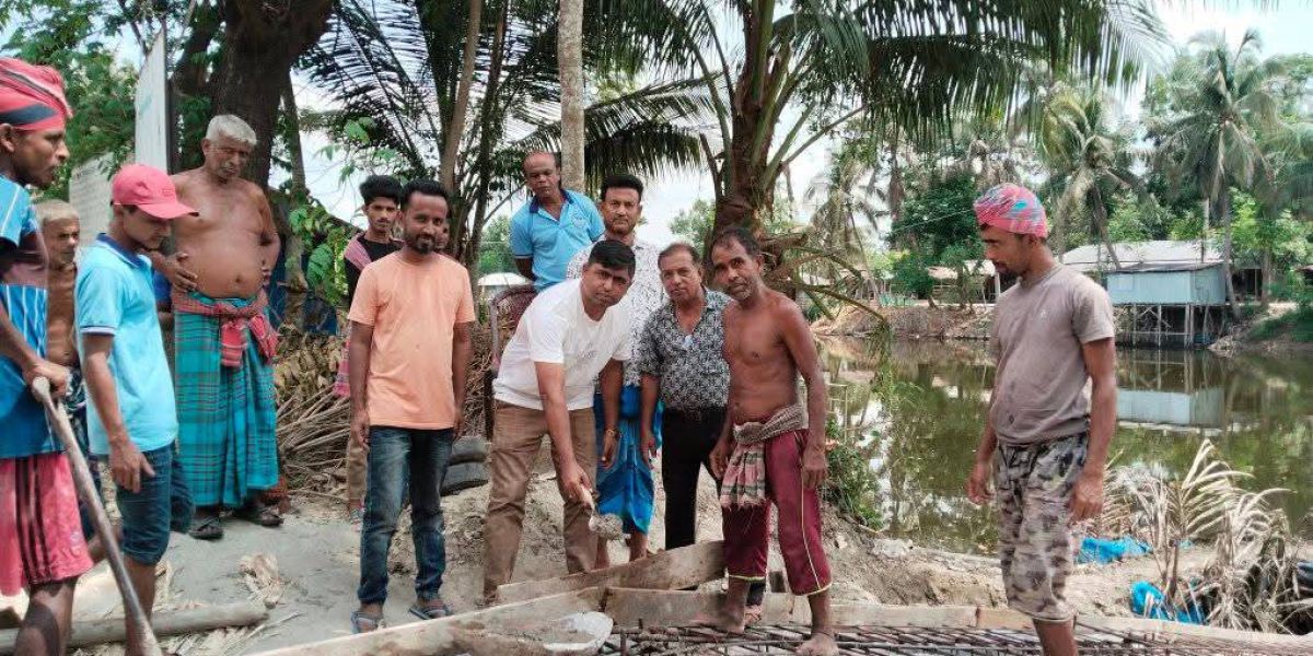 বটিয়াঘাটায় রুপম ভাসমান সেতু উদ্বোধন করে গঙ্গারামপুর ইউনিয়ন চেয়ারম্যান আসলাম হালদারের নজীর স্থাপন..