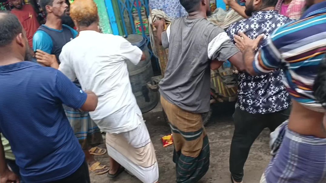পিরোজপুরের ভান্ডারিয়া বাজারে তুচ্ছ ঘটনাকে কেন্দ্র করে হামলার ঘটনা  ঘটছে প্রতিদিন।