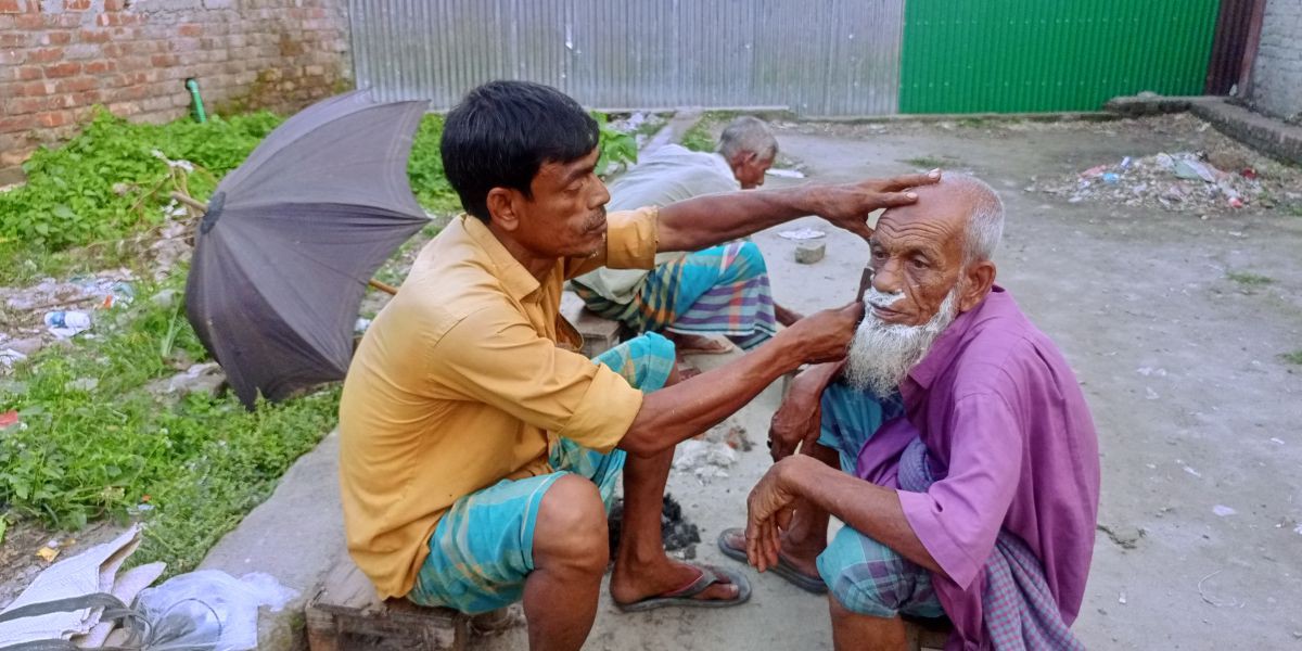 বগুড়ায় নরসুন্দর সংকট: বাপ-দাদার পেশা ছাড়ার হিড়িক