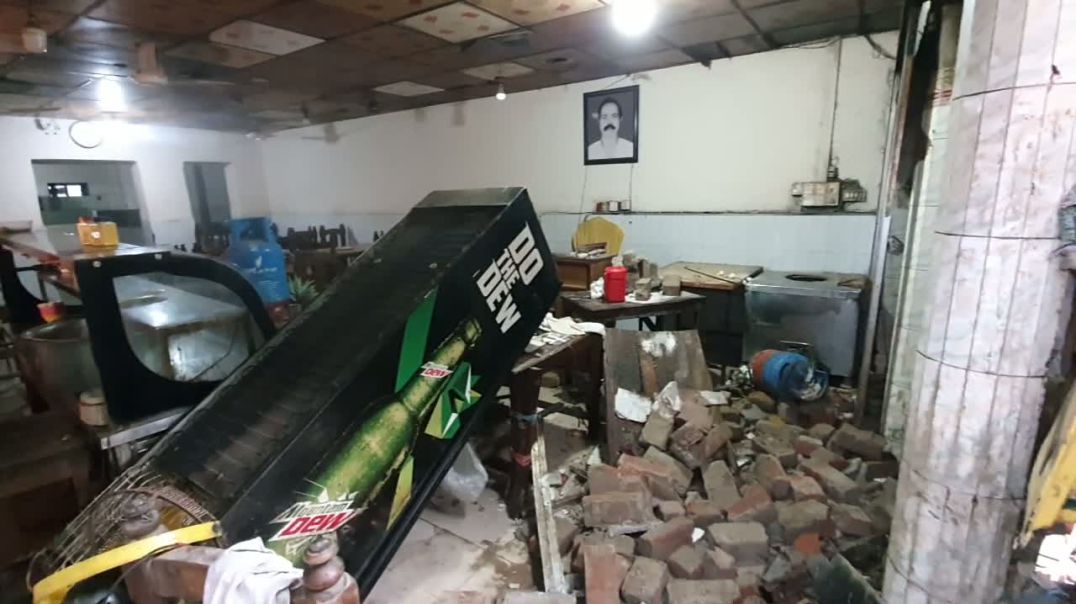 ⁣ঘাটাইল বাসস্ট্যান্ডে ভয়াবহ সড়ক দুর্ঘটনা ট্রাক নিয়ন্ত্রণ হারিয়ে তাজমহল হোটেল ভাঙচুর।