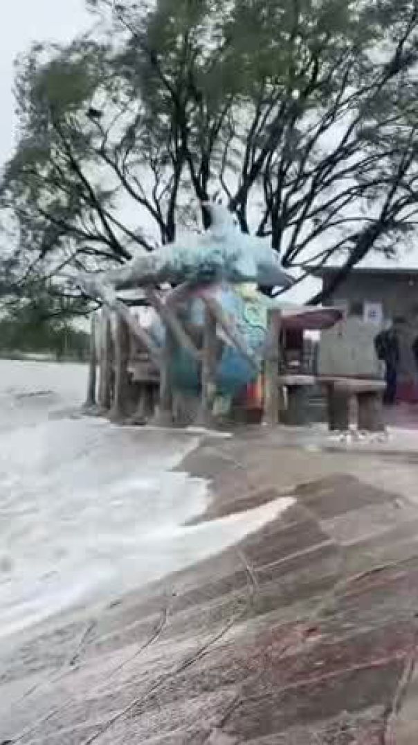 সাগরের উত্তাল ঢেউ আছড়ে পড়ছে কুতুবদিয়ার বড়ঘোপ জেটিঘাটে। বৃহস্পতিবার (৩১ জুলাই)বিকেলে চিত্র