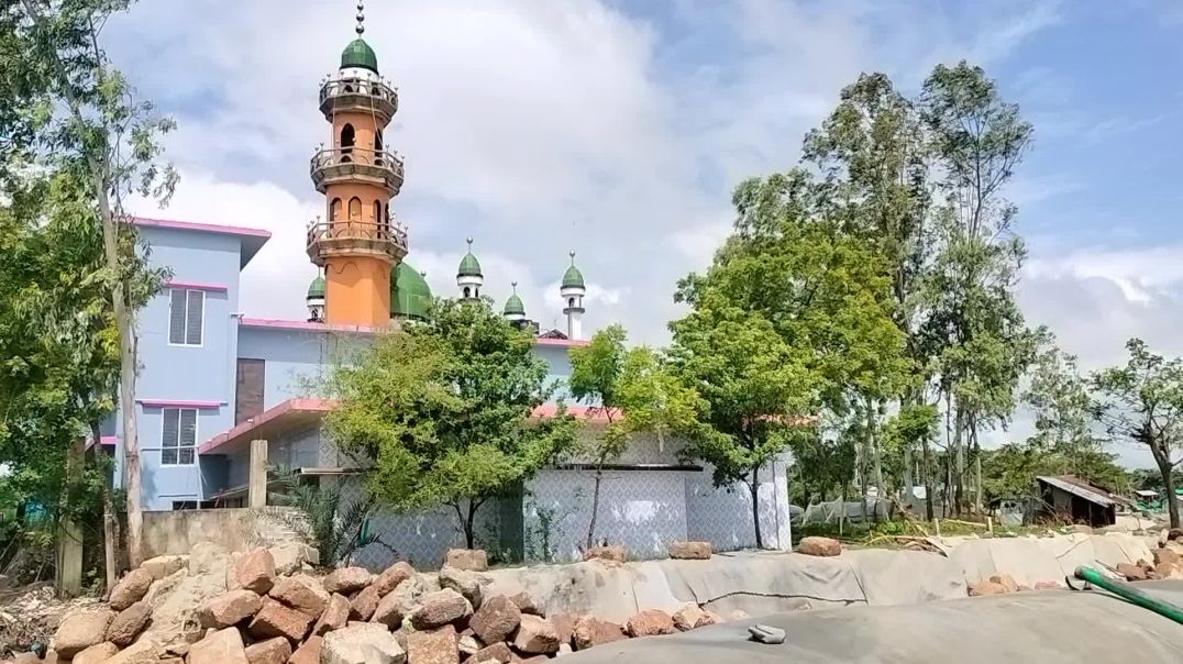 ⁣পানির ধাক্কায় ভাঙছে মসজিদ-কবরস্থান ও কোটি টাকার বেড়িবাঁধ, জাহাজ সরাতে বন্দরকে চিঠি