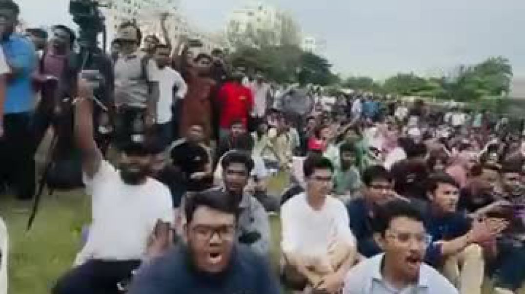 ⁣আইন উপদেষ্টাকে অবরুদ্ধ