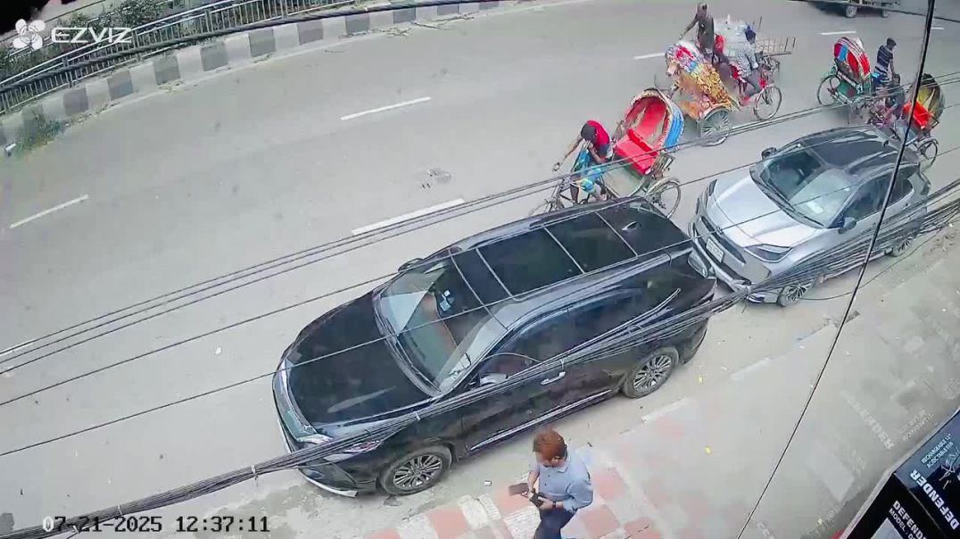 ⁣এটা দেখার পরে রিকশাওয়ালার প্রতি সিম্পেথি কাজ করছে নাআমরা সাধারণত রিকশাওয়ালা দেখলেই গরীব এবং একটা স