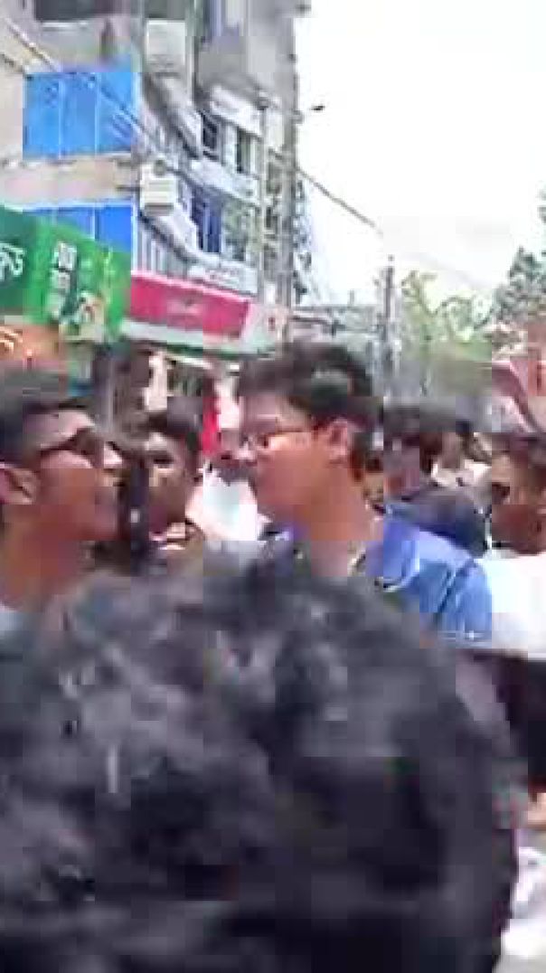 মিটফোর্ড হাসপাতালের সামনে নৃশংস খুনের প্রতিবাদে সাধারণ শিক্ষার্থীদের বিক্ষোভ মিছিল
