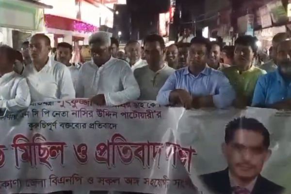 নেত্রকোনায় রোববার জাতীয় নাগরিক পার্টির (এনসিপি) জুলাই পদযাত্রা অনুষ্ঠানে সংগঠনের মুখ্য সমন্বয়ক নাসীরুদ্দীন পাটওয়ারী সাবেক স্বরাষ্ট্র প্রতিমন্ত্রী লুৎফুজ্জামান বাবরকে জড়িয়ে ১০ ট্রাক অস্ত্রে..
