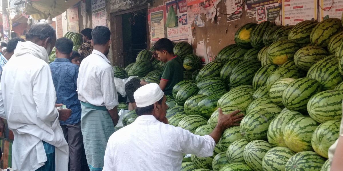 নেত্রকোনায় সড়কের পাশে কাঁচাবাজার, যানজটে ভোগান্তিতে জনগণ  /বিজয় চন্দ্র দাস , নেত্রকোনা ত্রকোনা প্রতিনিধি..