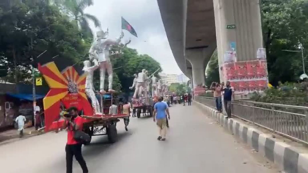 ⁣⁣জুলাই অভ্যুত্থানের বর্ষপূর্তিতে বিভিন্ন মোটিভ নিয়ে র্যালি করছে চারুকলা বিভাগের শিক্ষার্থীরা