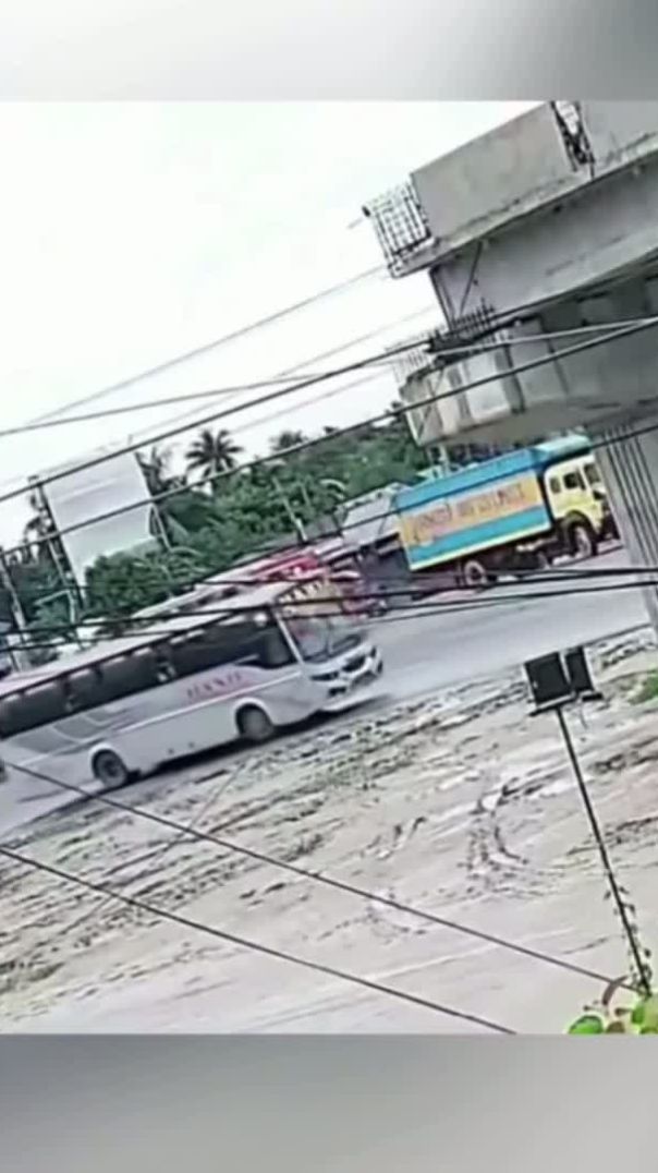 কুমিল্লায় ঘটে যাওয়া এক্সিডেন্ট এর ফুটেজ ৪ জন নিহত