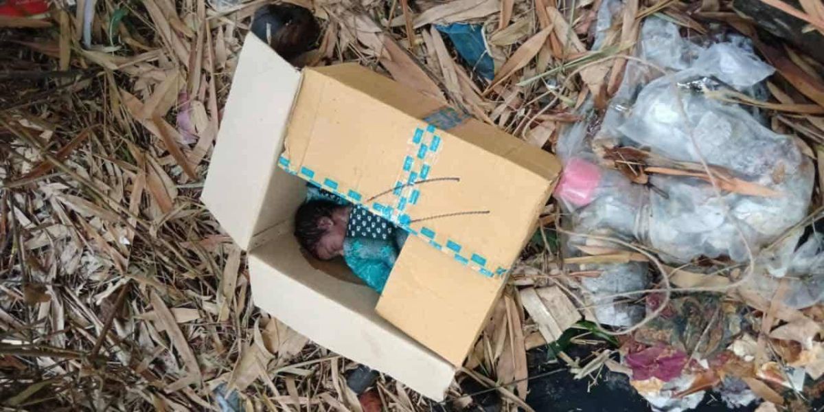 কার্টনের ভেতর নবজাতকের লাশ, খাগড়াছড়িতে পুলিশি তদন্ত শুরু..
