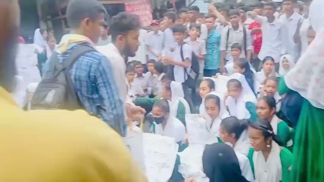 বাকেরগঞ্জের চরাদীতে শিক্ষার্থীদের সড়ক অবরোধ