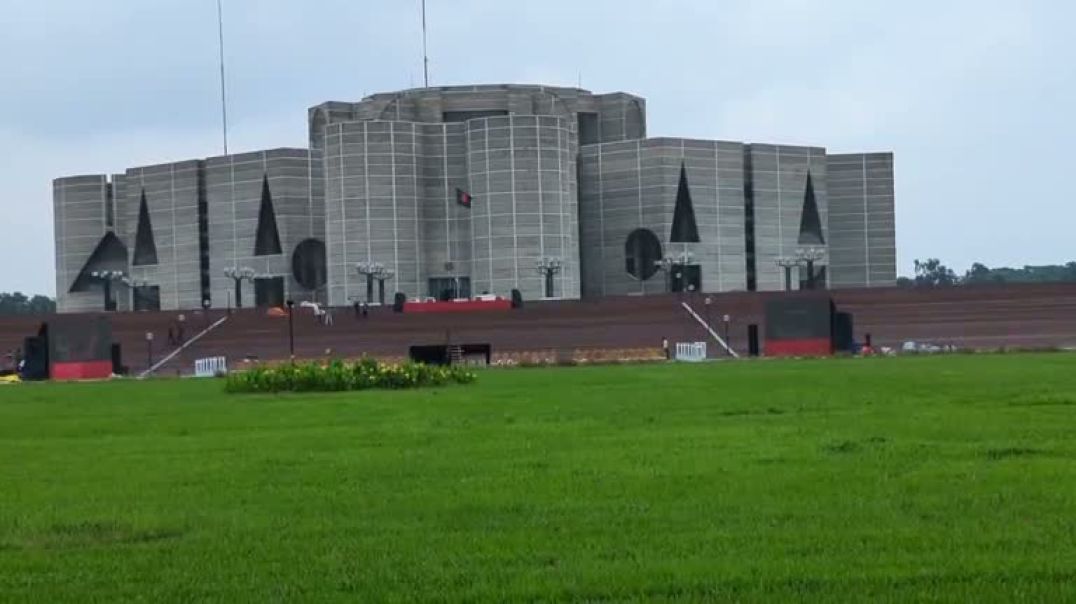 জুলাই ঘোষণাপত্র পাঠের জন্য প্রস্তুত করা হচ্ছে সংসদ ভবনের দক্ষিণ প্লাজা।
