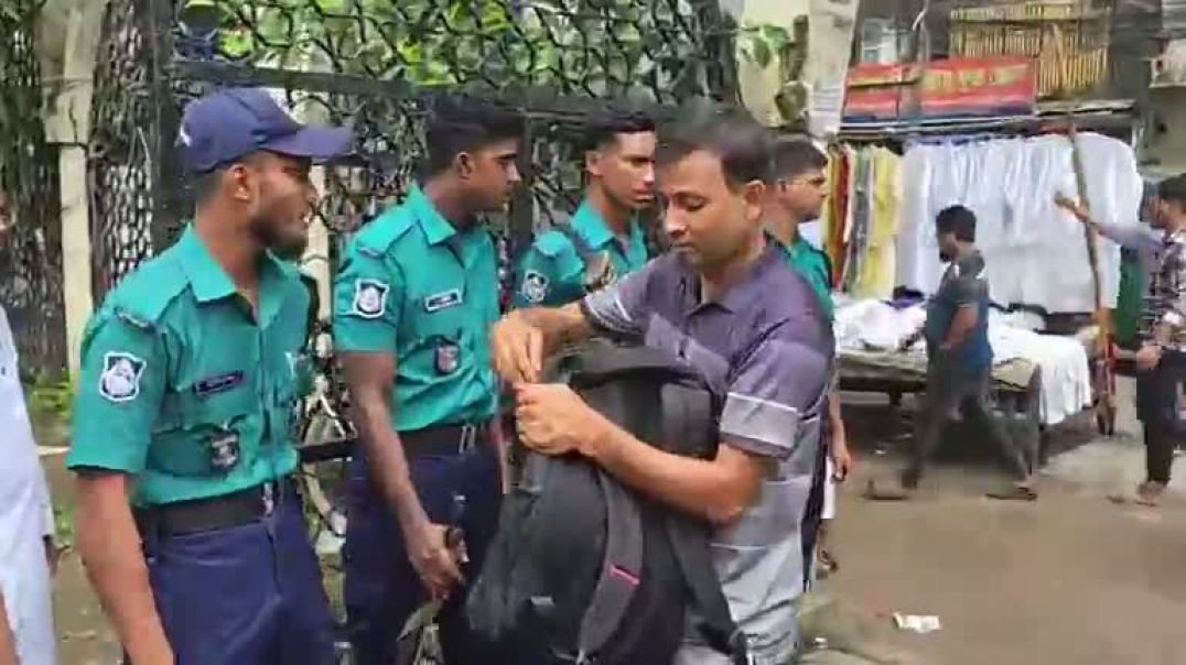 ⁣বায়তুল মোকাররমের গেটে আইন-শৃঙ্খলা বাহিনীর সতর্ক অবস্থান,