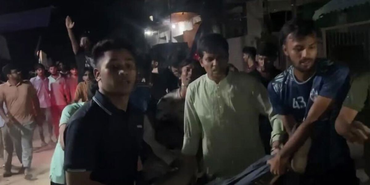চট্টগ্রাম বিশ্ববিদ্যালয়ে শিক্ষার্থী-স্থানীয় সংঘর্ষে পুলিশের গাড়ি ভাঙচুর, আহত ৬০..