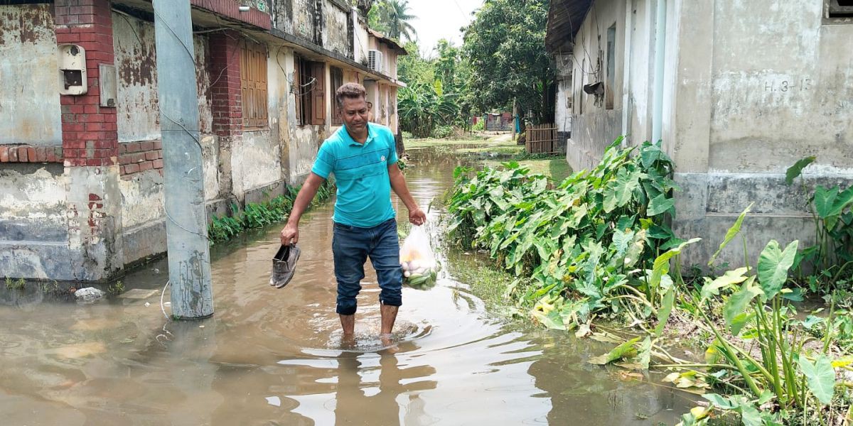 বৃষ্টির পানিতে রাস্তায় ভোগান্তিতে পাঁচবিবি পৌরসভার মন্ডলপাড়াবাসী..
