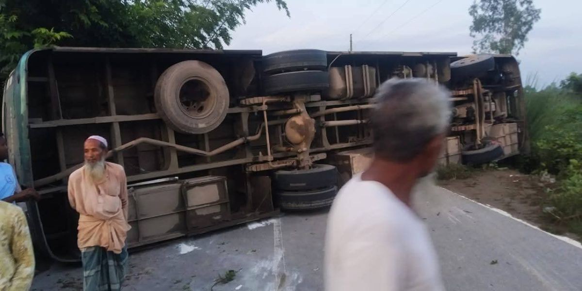 রাণীশংকৈলে নিয়ন্ত্রণ হারিয়ে মহাসড়কে দুর্ঘটনা  নাবিল পরিবহনের হেলপার আ,হত।..