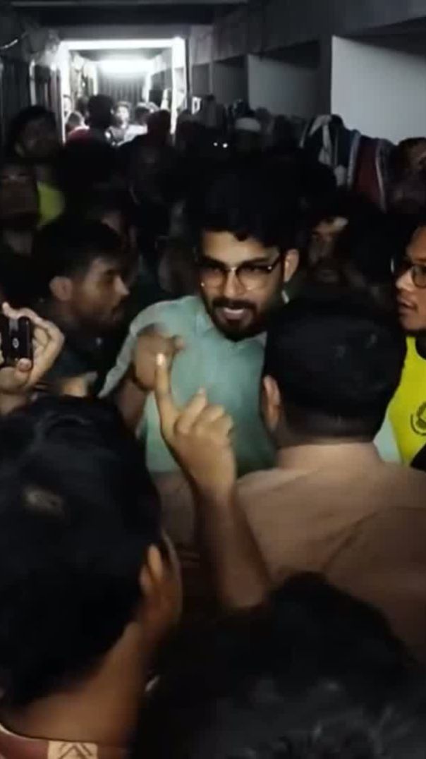 স্লোগানে উত্তাল জাবি; অবৈধ শিক্ষার্থীদের হল ত্যাগের নির্দেশ
