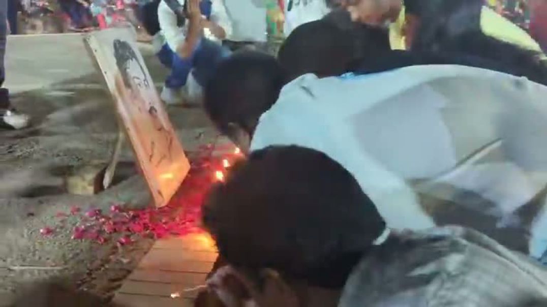 ⁣সঞ্জয় তলাপাত্র হ' ত্যা দিবসে রাজু ভাস্কর্যে ছাত্র ইউনিয়নের শ্রদ্ধা নিবেদন