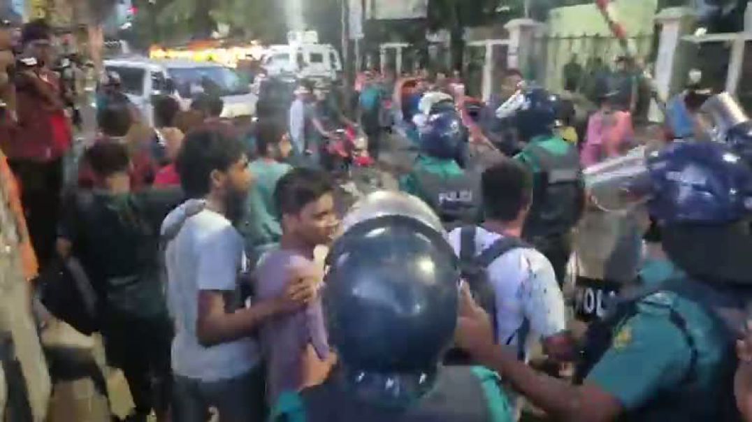 ⁣শাহবাগে আন্দোলনকারীদের সরিয়ে দিচ্ছে পুলিশ