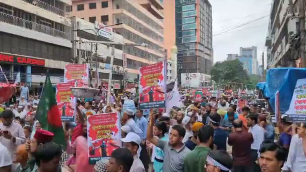খন্ড খন্ড মিছিল নিয়ে রাজধানীর পল্টন মোড়ে জড়ো হচ্ছে জামায়াতের নেতাকর্মীরা। সরাসরি