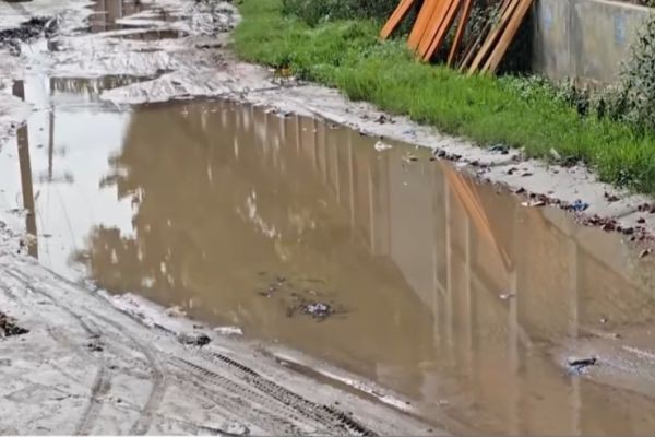 হাতিবান্ধা র একটি গ্রামের রাস্তার খুবই করুন অবস্থা।  <br> <br>সোহাগ হোসেন শান্ত, <br>লালমনিরহাট জেলা প্রতিনিধি : <br> <br>লালমনিরহাটের হাতিবান্ধা র ১১ নং সানিয়াজান ইউনিয়নের ৫ নং  ওয়ার্ড নি..