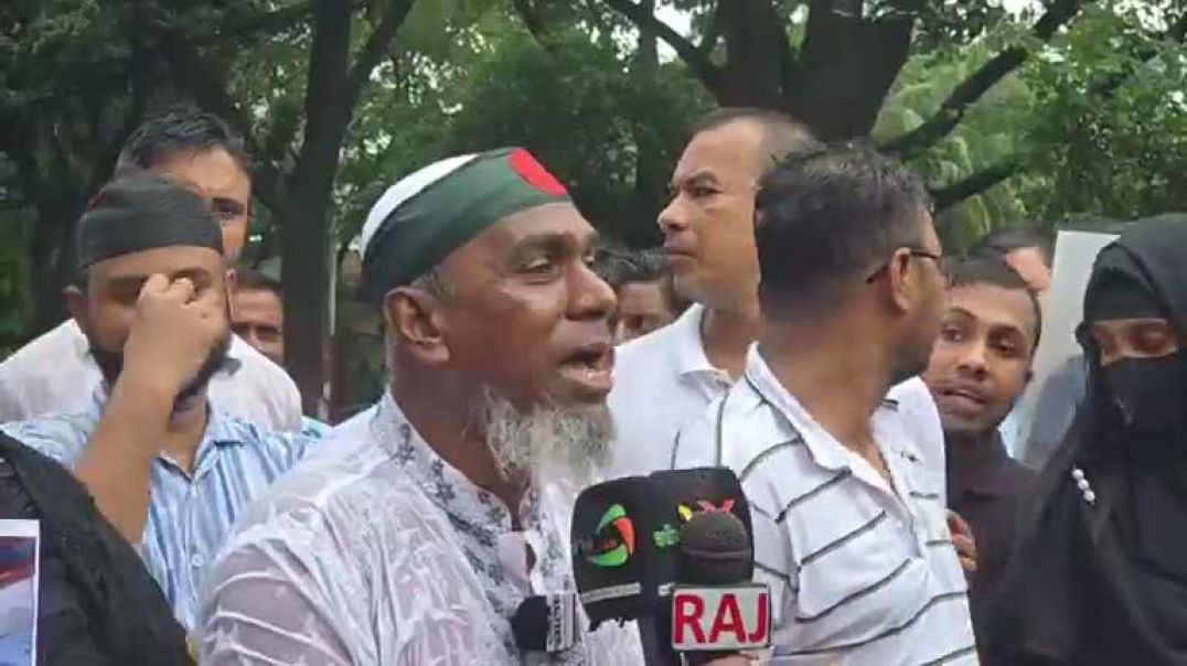 ⁣ঝুম বৃষ্টিতে সচিবালয়ের সামনে জুলাই শহীদ পরিবারের সদস্যদের অবস্থান