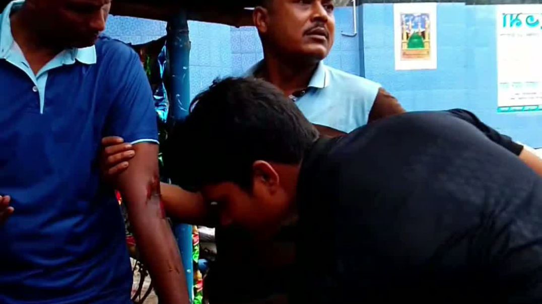 ⁣ইজি ভ্যানের ধাক্কায় সেনা কর্মকর্তা আহত............