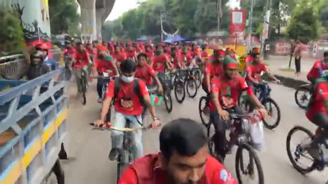 গণঅ ভ্যুত্থা নে বর্ষপূর্তির সকালে ঢাবি শিবিরের বিশাল সাইকেল  মি ছি ল