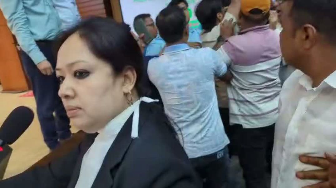 ⁣নির্বাচন কমিশনে মারধর: বিএনপি নেতা রুমিন ফারহানার হাতে লাঞ্ছিত এনসিপি নেতা আতাউল্লাহ!