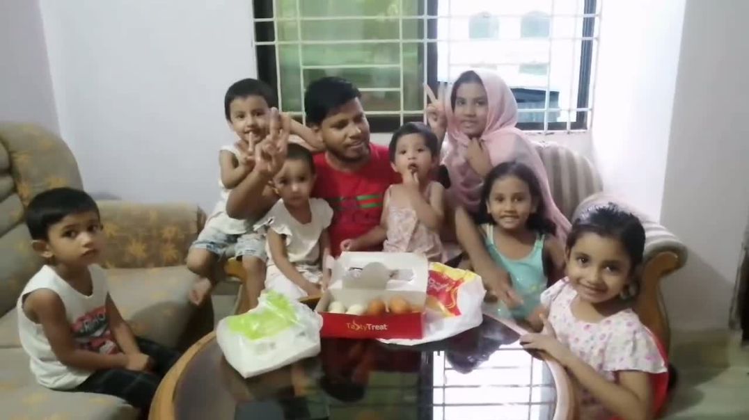 ৫ ই আগষ্ট ২০২৪ পরিবারের ছোট সদস্যদের নিয়ে স্বাধীন বাংলাদেশের বিজয় উদযাপন করছেন আইনজীবী সাইফুল ইসলাম 