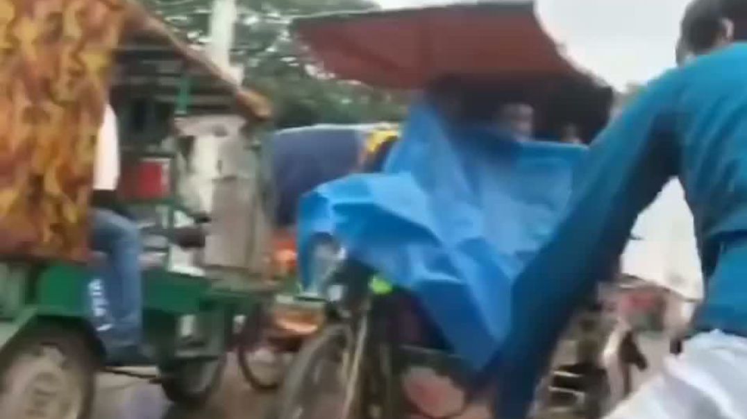সিএনজি অটোরিকশা থেকে ৩০ থেকে ৪০ টাকা চাঁদা দাবির নিউজ করতে গিয়েছিলো সাংবাদিক আনোয়ার হোসেন। তাতেই চাঁ