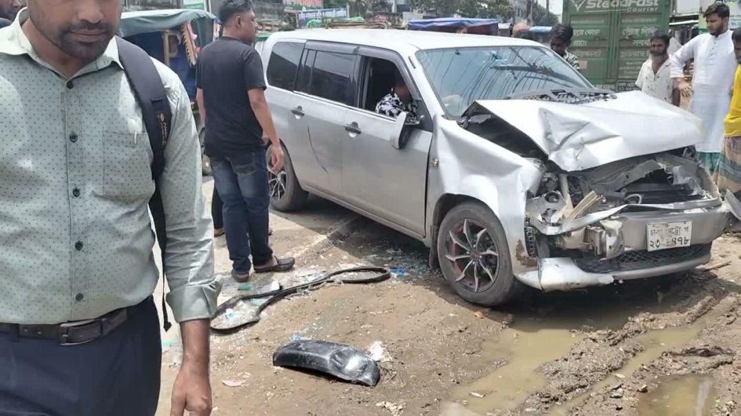 ভালুকা অক্সফোর্ড ইন্টারন্যাশনাল স্কুলের সামনে দূর্ঘটনা ।