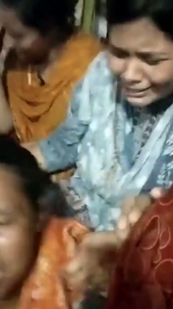 কুমিল্লা কাটা‌বিল মস‌জি‌দের সা‌মনে মহরম নামের একজন‌কে কু-পি-য়ে হত‌্যা