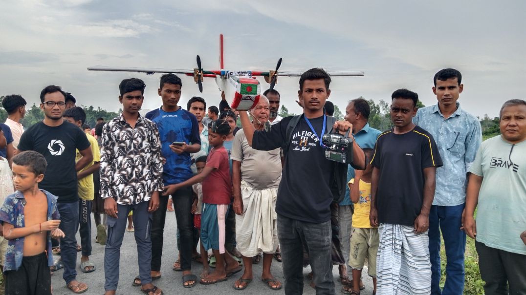 অনুকূলের তৈরি বিমান উড়ছে আকাশে