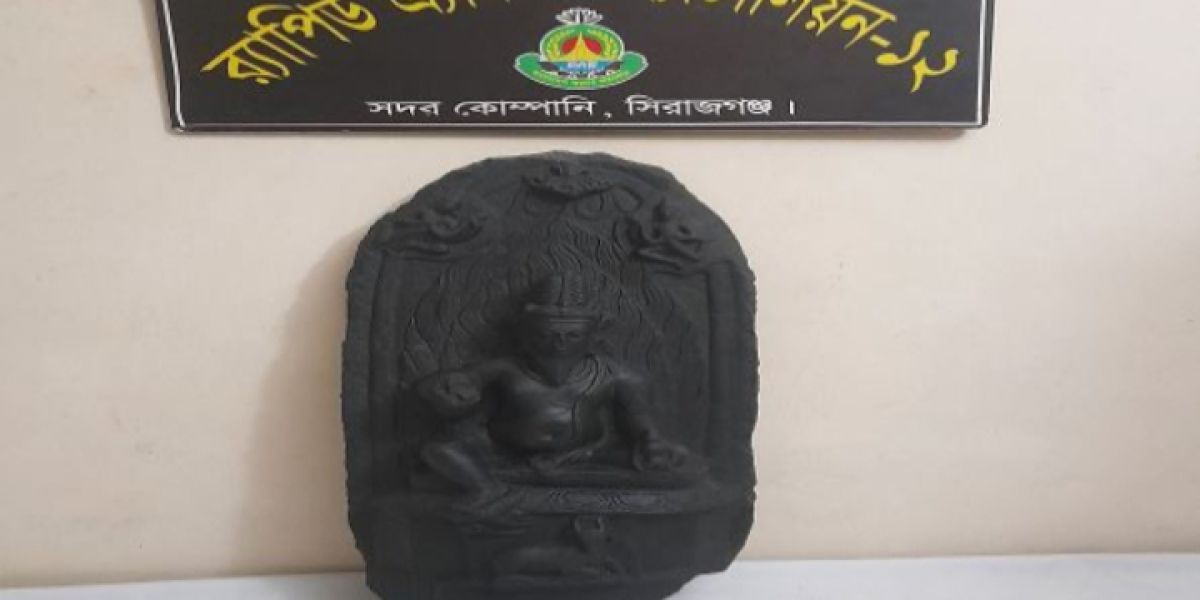 সিরাজগঞ্জে র‌্যাবের অভিযানে কষ্টি পাথরের মূর্তিসহ দুই পাচারকারী আটক..