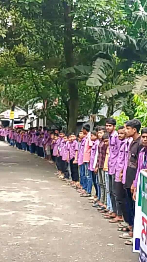 বকশীগঞ্জে ব্রাইট স্কুলের কার্যক্রম বন্ধের প্রতিবাদ জানিয়ে বিক্ষোভ মিছিল ও মানববন্ধন